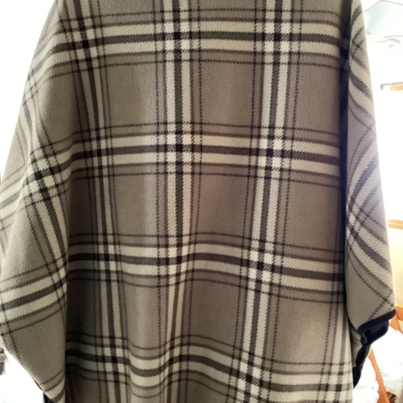 Cute cape - Picture 3 of 3